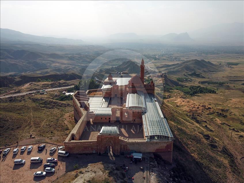 İshak Paşa Sarayı'na ilgi artıyor