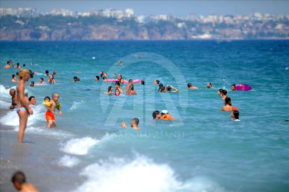 La gente disfruta de un día soleado en Antalya