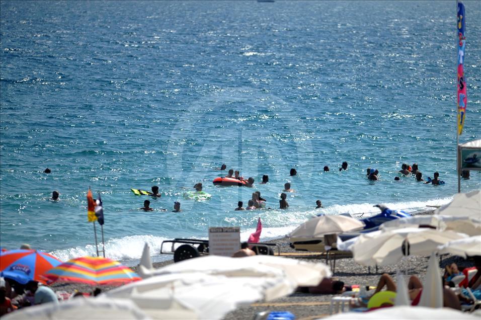 La gente disfruta de un día soleado en Antalya