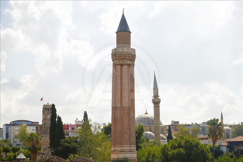 Antalya'nın simgesi: 8 asırlık Yivli Minare