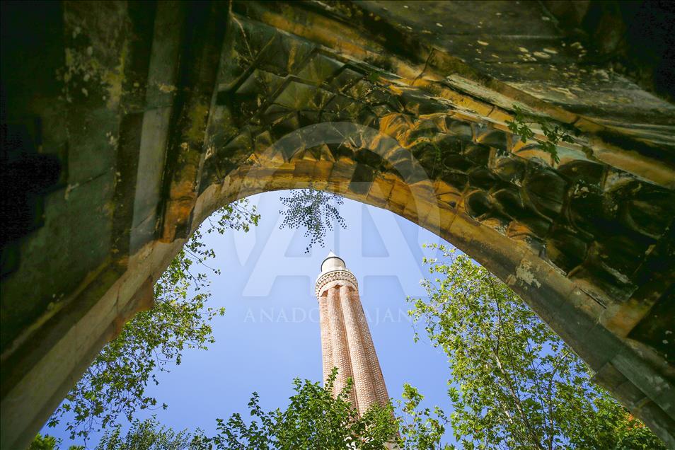 Antalya'nın simgesi: 8 asırlık Yivli Minare