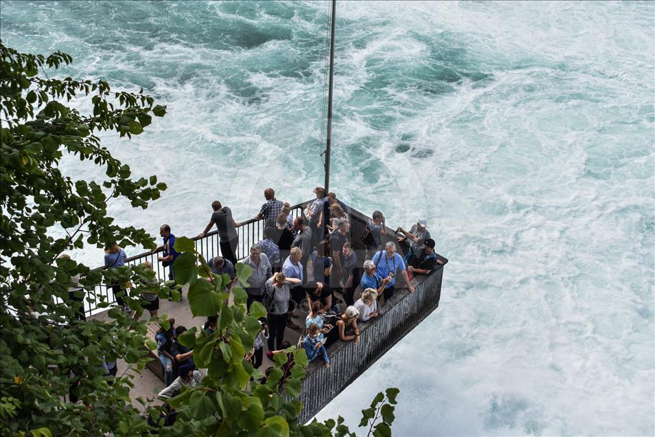 Espectáculo natural en Cataratas del Rin en Suiza