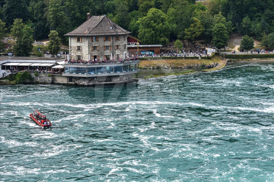 Espectáculo natural en Cataratas del Rin en Suiza