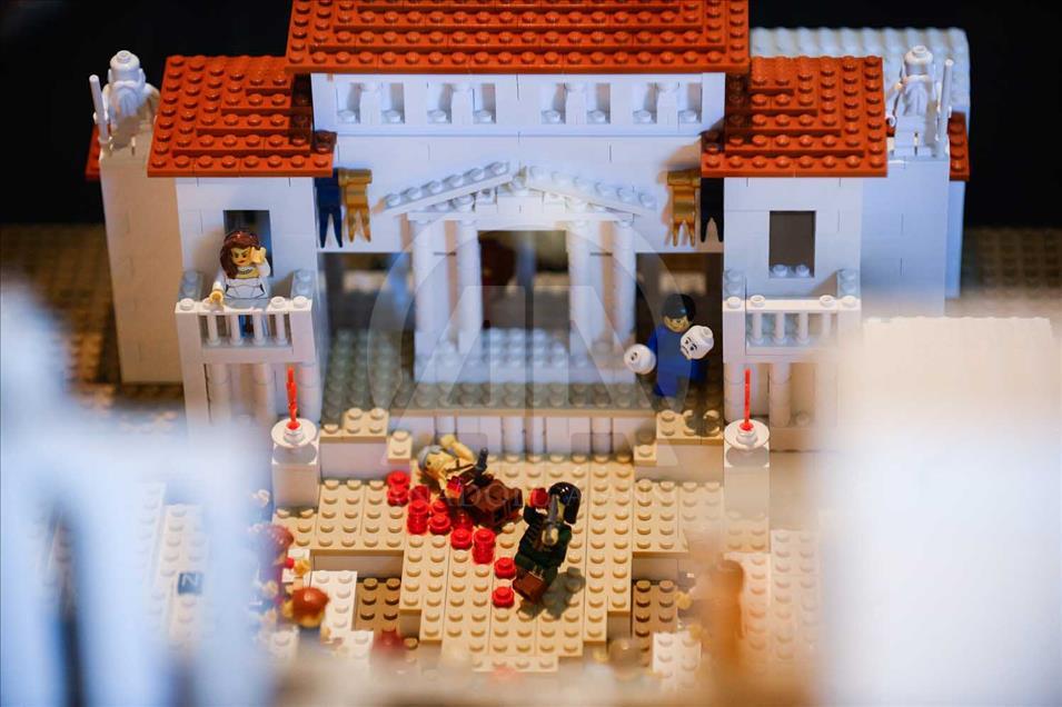 Modelo de una Acrópolis en Grecia construido con fichas de LEGO