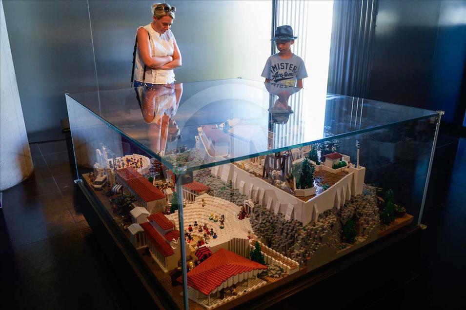 Modelo de una Acrópolis en Grecia construido con fichas de LEGO