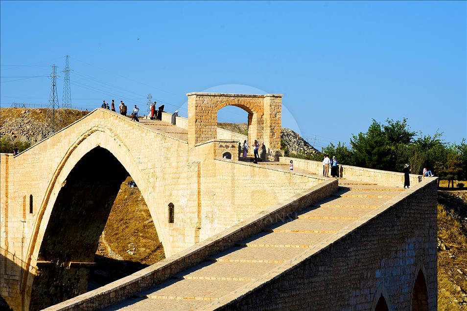 Malabadi Köprüsü yıllara meydan okuyor
