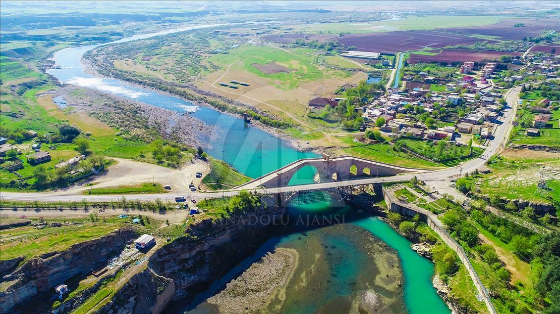 Malabadi Köprüsü yıllara meydan okuyor
