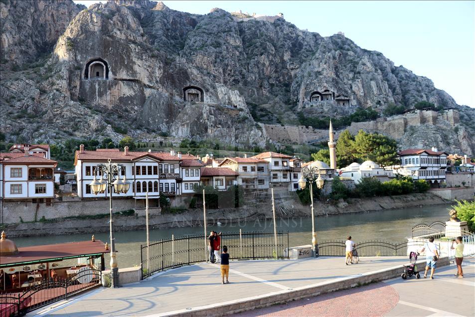 "Kral Kaya Mezarları"na ziyaretçi akını