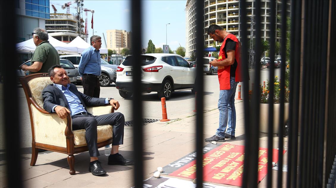 CHP önünde "koltuk" eylemi