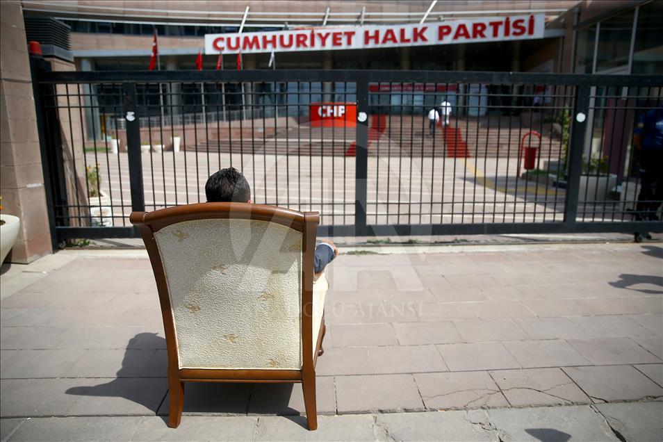 CHP önünde "koltuk" eylemi