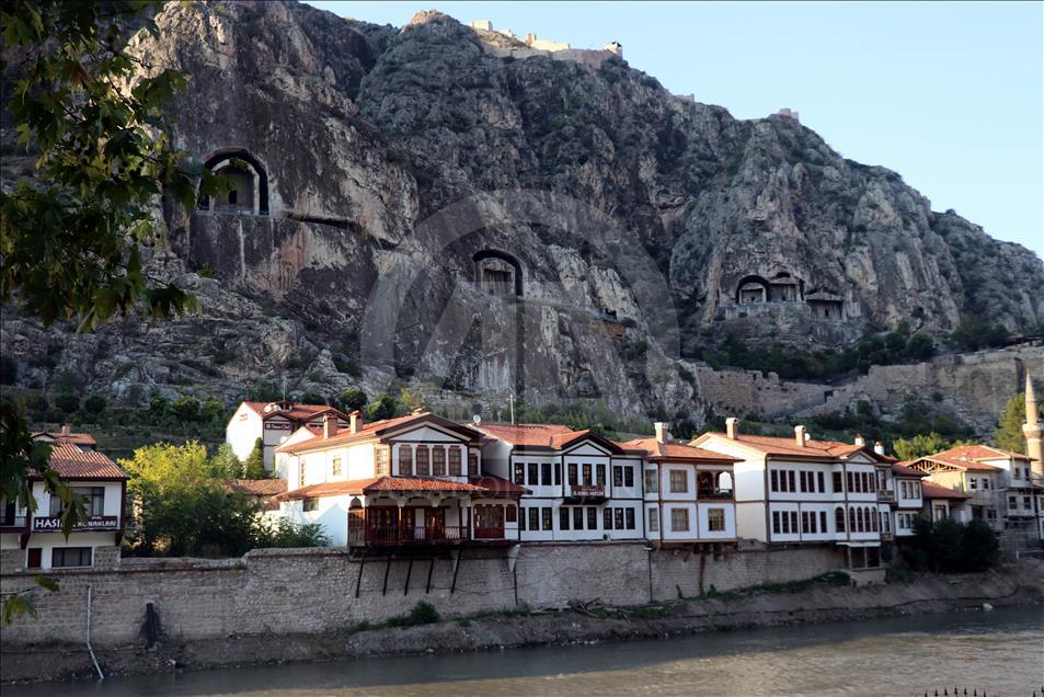 "Kral Kaya Mezarları"na ziyaretçi akını