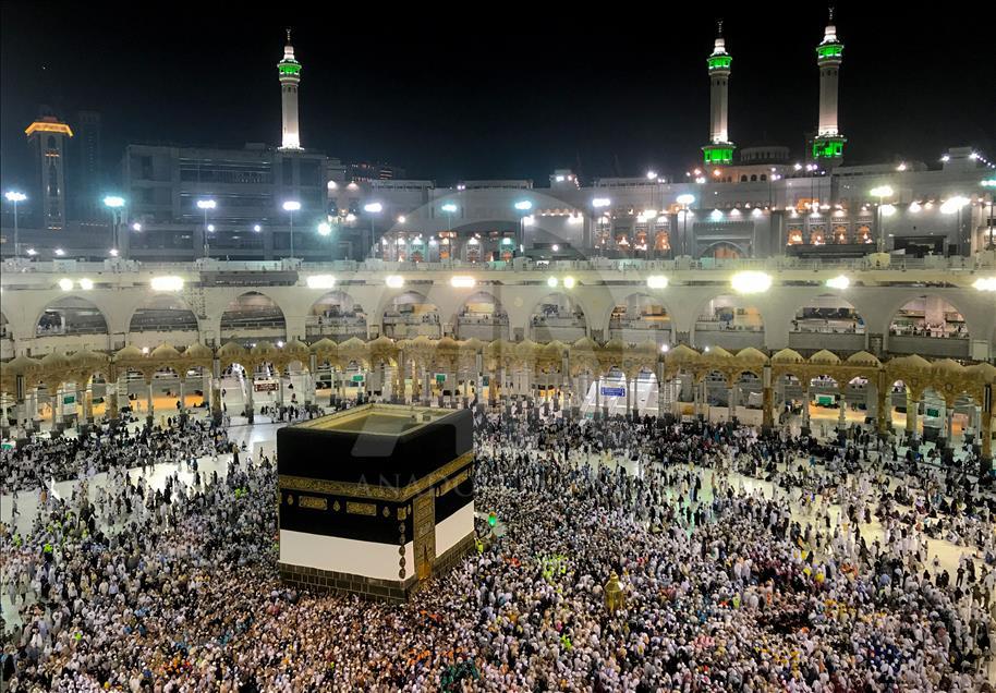 حجاج بيت الله الحرام يتوافدون الى مكة المكرمة