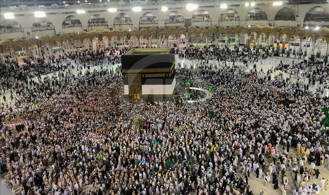حجاج بيت الله الحرام يتوافدون الى مكة المكرمة