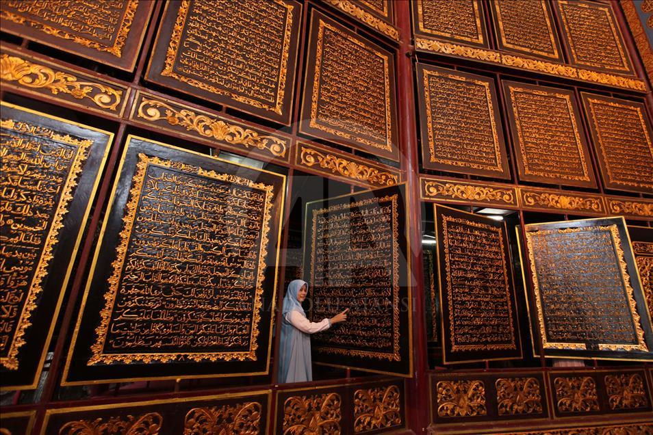 The greatest wooden Quran in the world attracts tourists