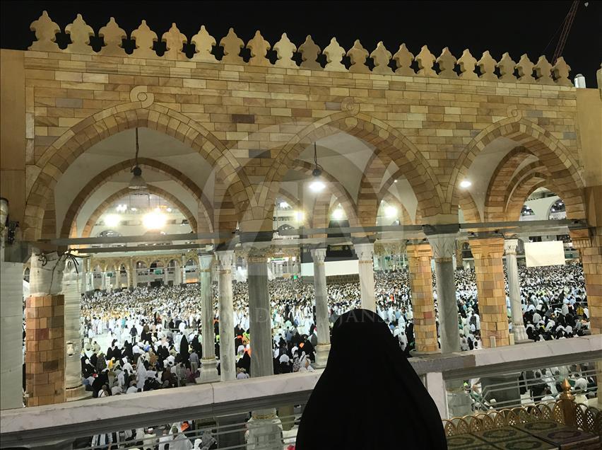 حجاج بيت الله الحرام يتوافدون الى مكة المكرمة