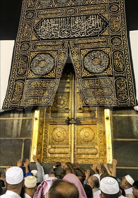 حجاج بيت الله الحرام يتوافدون الى مكة المكرمة