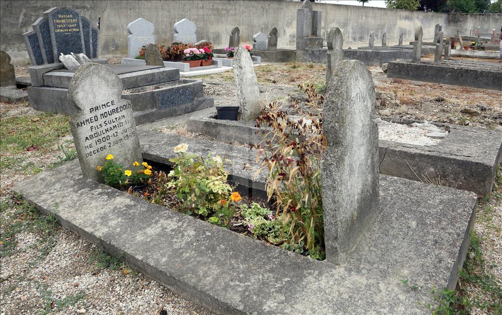 Paris'teki Osmanlõ mezarlarõ onarõm bekliyor