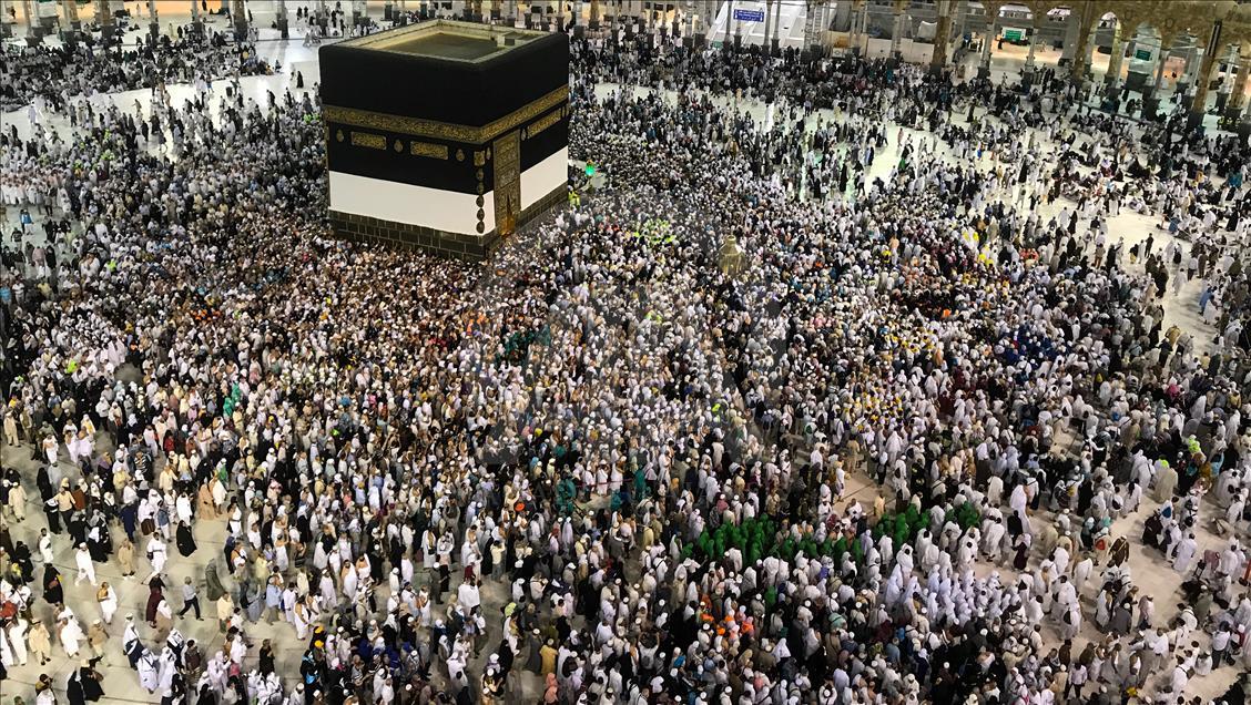 حجاج بيت الله الحرام يتوافدون الى مكة المكرمة