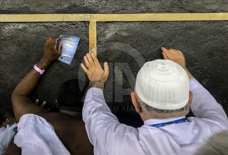 حجاج بيت الله الحرام يتوافدون الى مكة المكرمة