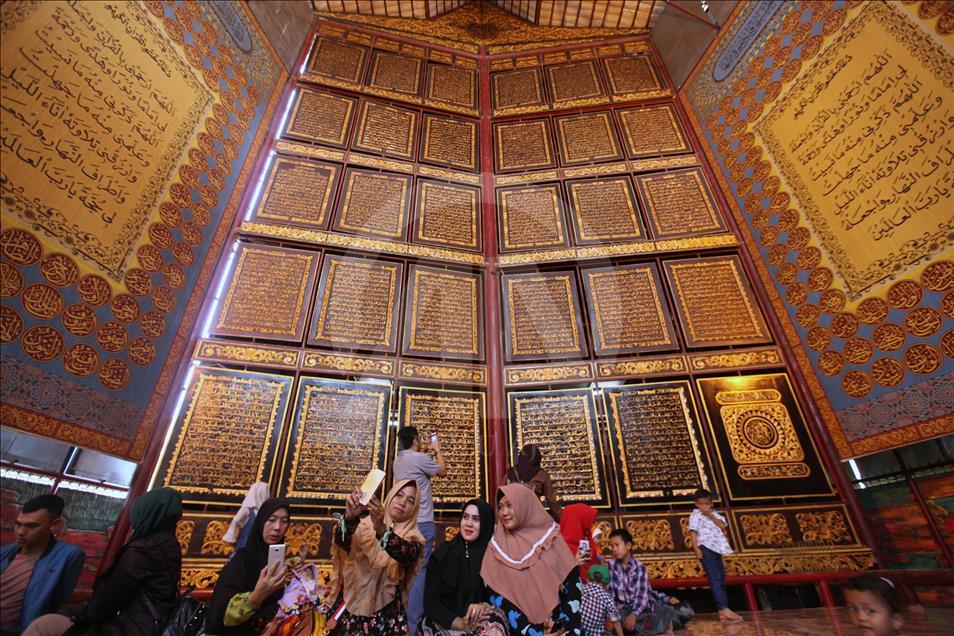 The greatest wooden Quran in the world attracts tourists