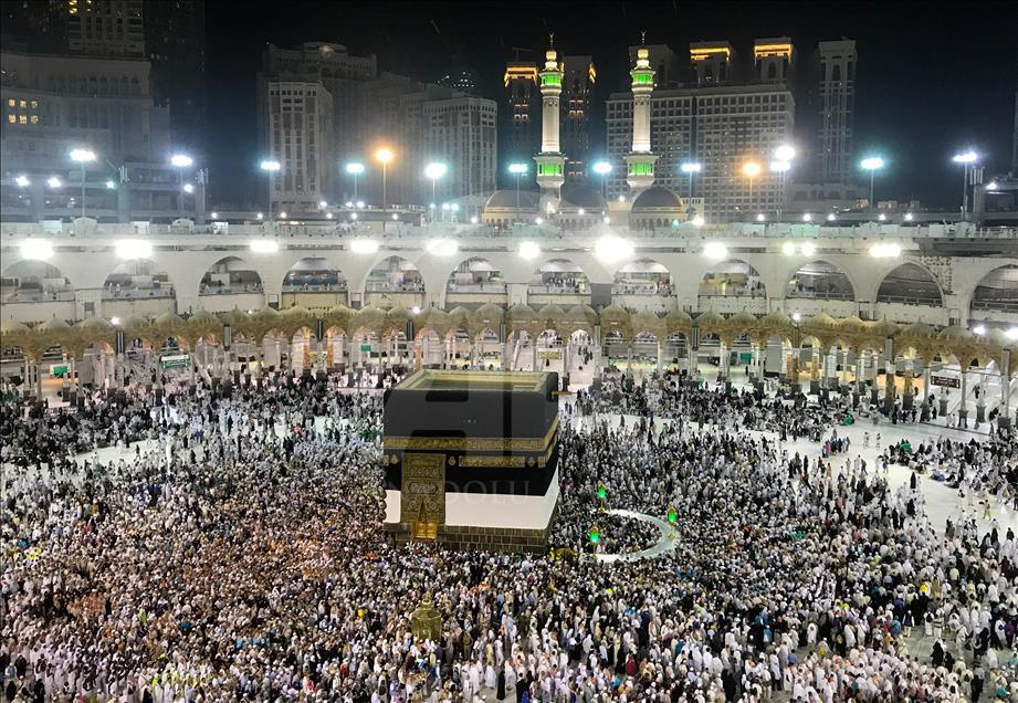 حجاج بيت الله الحرام يتوافدون الى مكة المكرمة