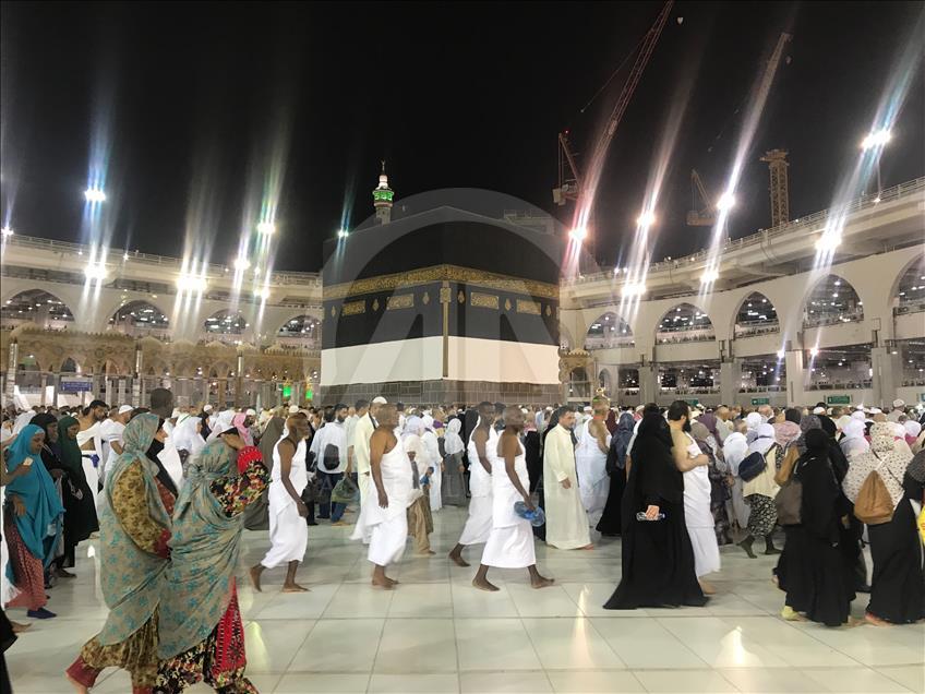 حجاج بيت الله الحرام يتوافدون الى مكة المكرمة