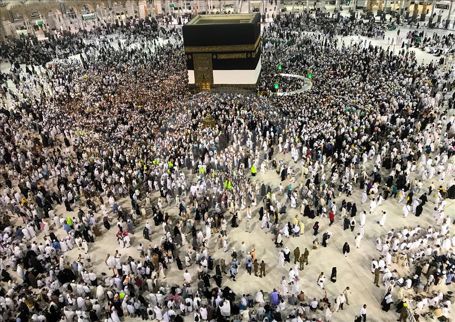 حجاج بيت الله الحرام يتوافدون الى مكة المكرمة