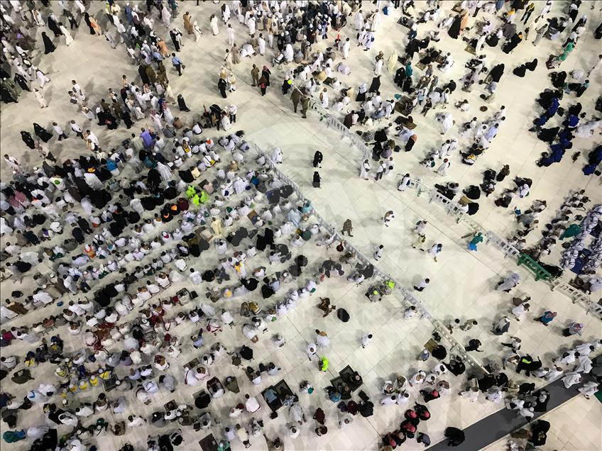 حجاج بيت الله الحرام يتوافدون الى مكة المكرمة