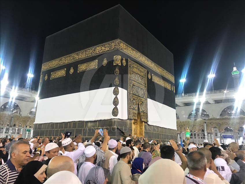 حجاج بيت الله الحرام يتوافدون الى مكة المكرمة