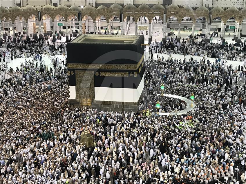 Qindra mijëra muslimanë në lutjen e mëngjesit në Mesxhidul-Haram
