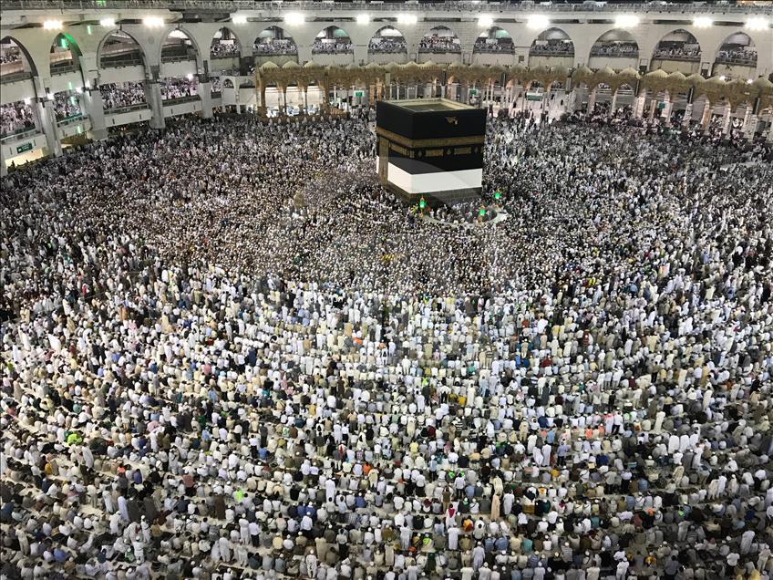 Qindra mijëra muslimanë në lutjen e mëngjesit në Mesxhidul-Haram
