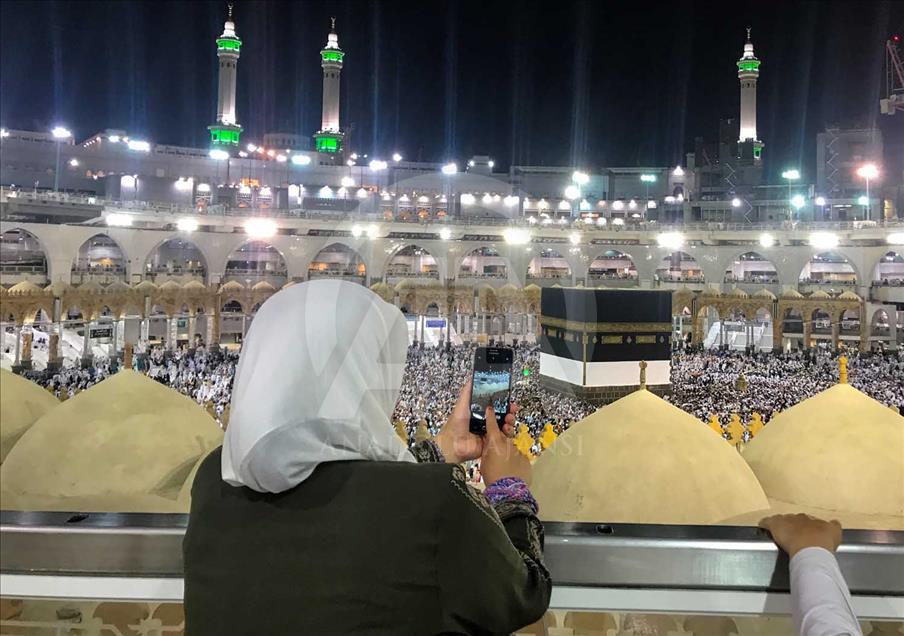 Miles de fieles visItan el Kaaba, el lugar más sagrado del Islam