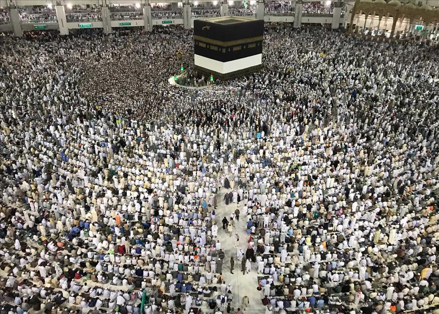 Miles de fieles visItan el Kaaba, el lugar más sagrado del Islam
