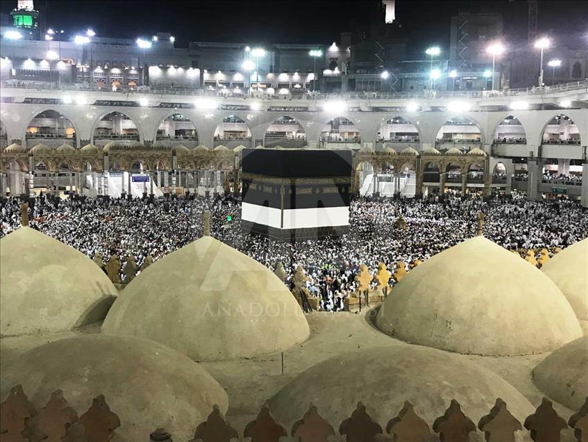 Miles de fieles visItan el Kaaba, el lugar más sagrado del Islam