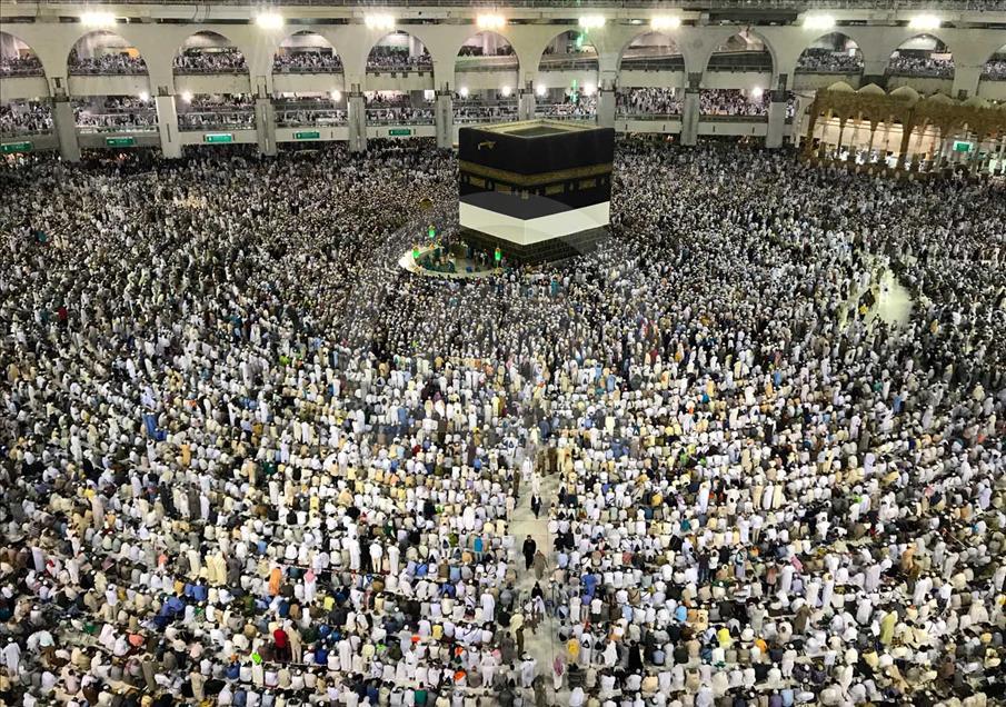 Miles de fieles visItan el Kaaba, el lugar más sagrado del Islam