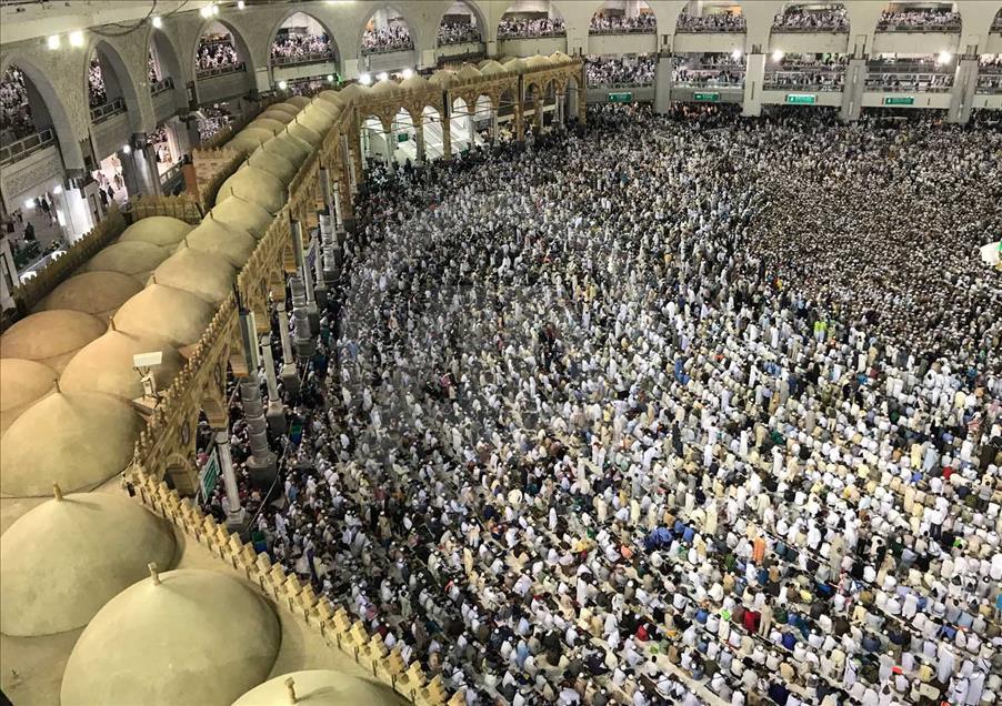 Miles de fieles visItan el Kaaba, el lugar más sagrado del Islam