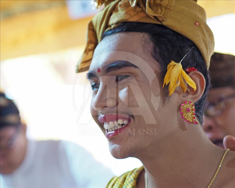 Metatah tradisi potong gigi umat Hindu di Bali