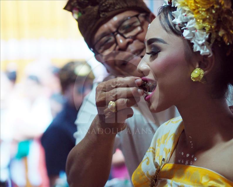 Metatah tradisi potong gigi umat Hindu di Bali