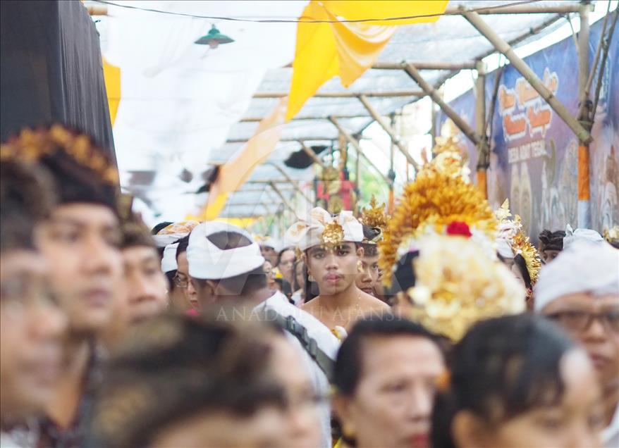 Metatah tradisi potong gigi umat Hindu di Bali