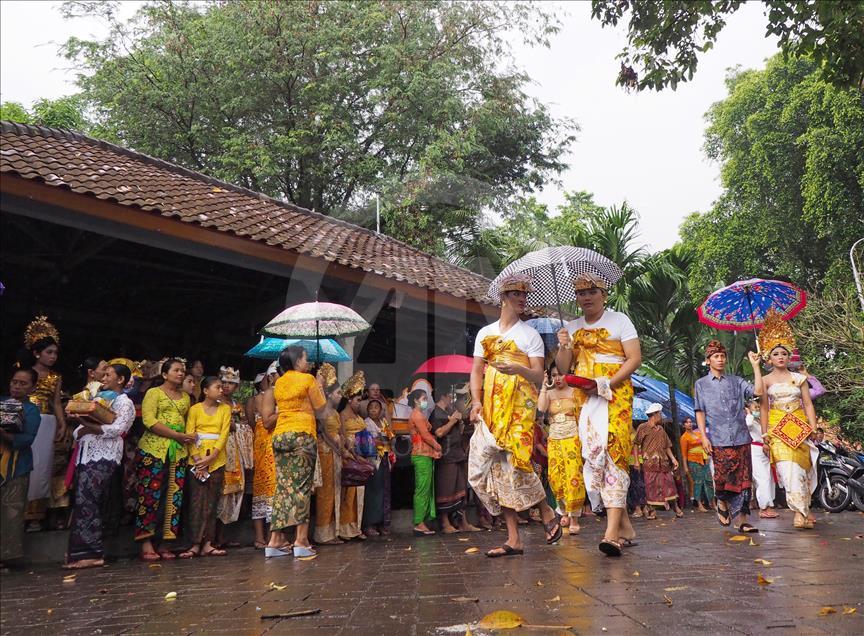 Metatah tradisi potong gigi umat Hindu di Bali