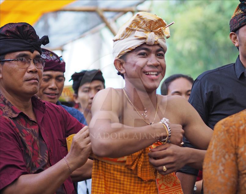 Metatah tradisi potong gigi umat Hindu di Bali