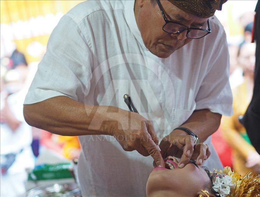 Metatah tradisi potong gigi umat Hindu di Bali