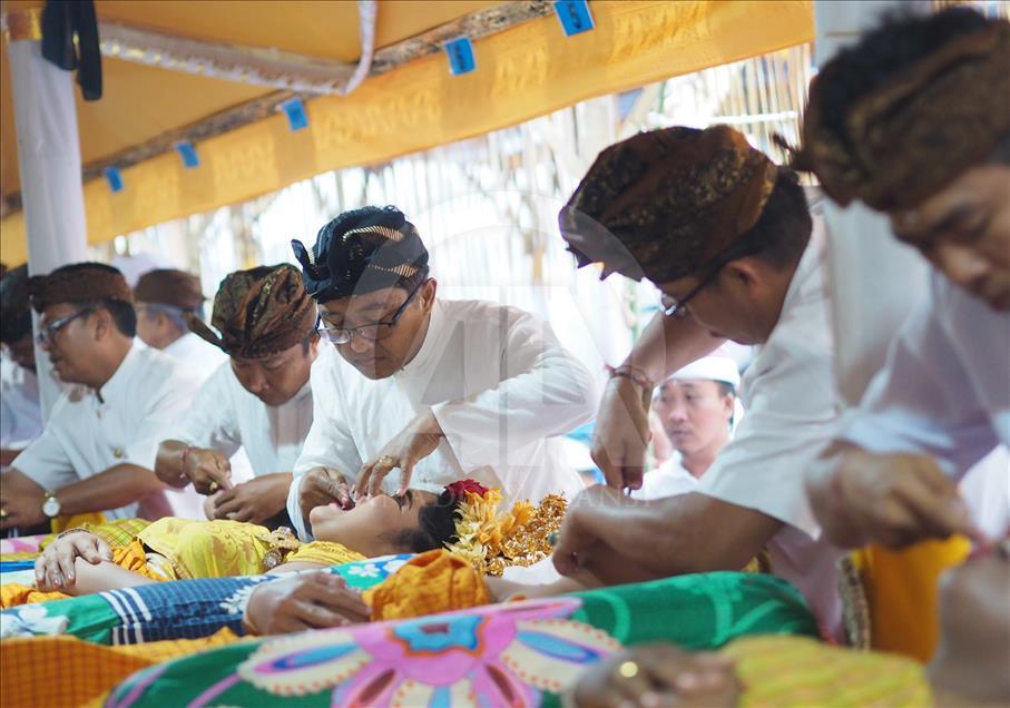 Metatah tradisi potong gigi umat Hindu di Bali