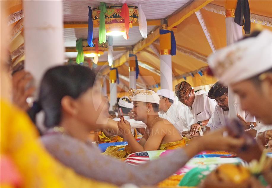 Metatah tradisi potong gigi umat Hindu di Bali