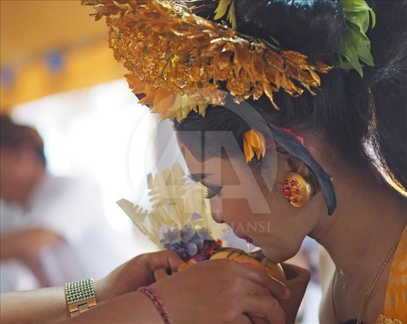 Metatah tradisi potong gigi umat Hindu di Bali