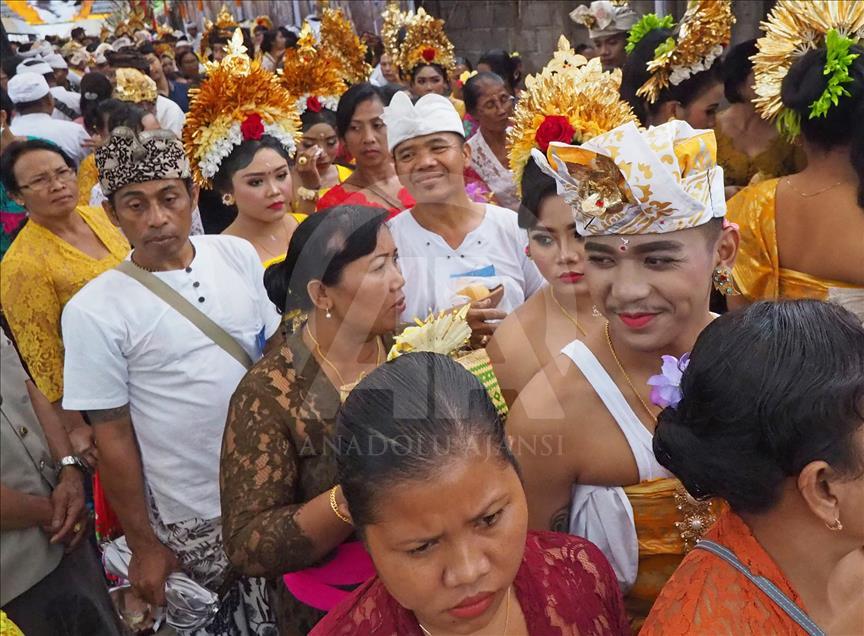 Metatah tradisi potong gigi umat Hindu di Bali