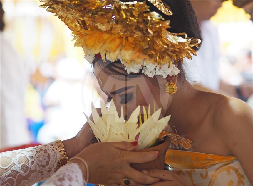 Metatah tradisi potong gigi umat Hindu di Bali