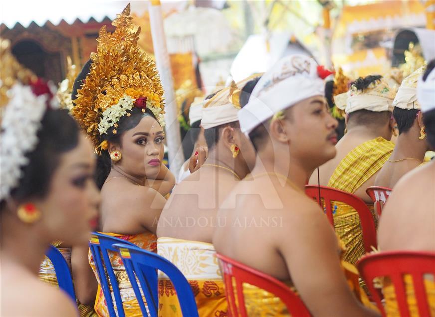 Metatah tradisi potong gigi umat Hindu di Bali