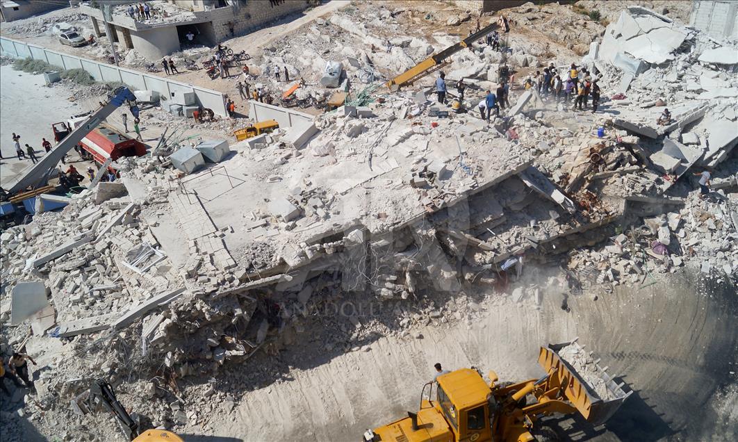 Dua gedung runtuh akibat ledakan bom di Idlib, Suriah