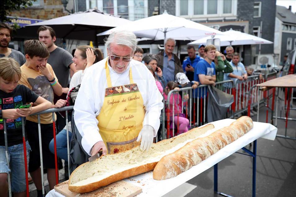 Preparan omelet gigante durante festival en Bélgica 